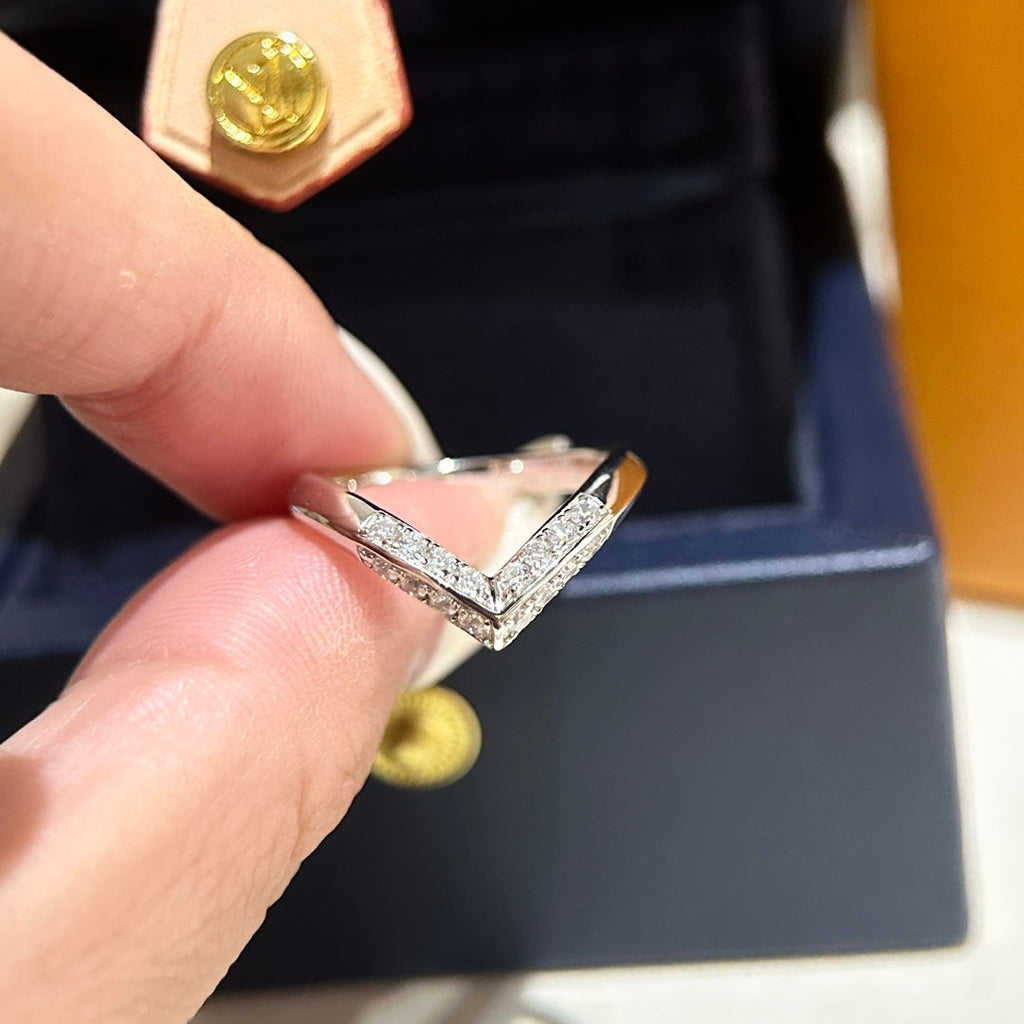 18K Louis Vuitton V Diamonds Ring