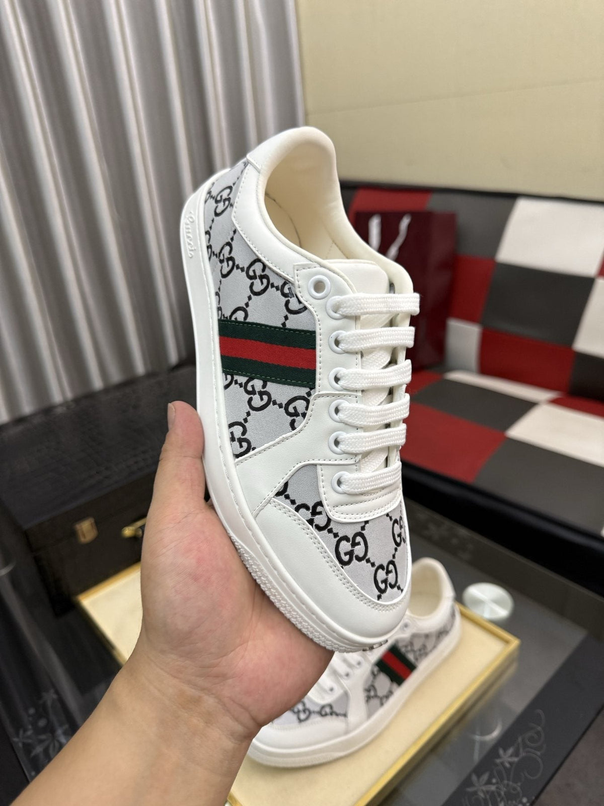 Gucci Patterned Stripe Low-Top Sneakers — model