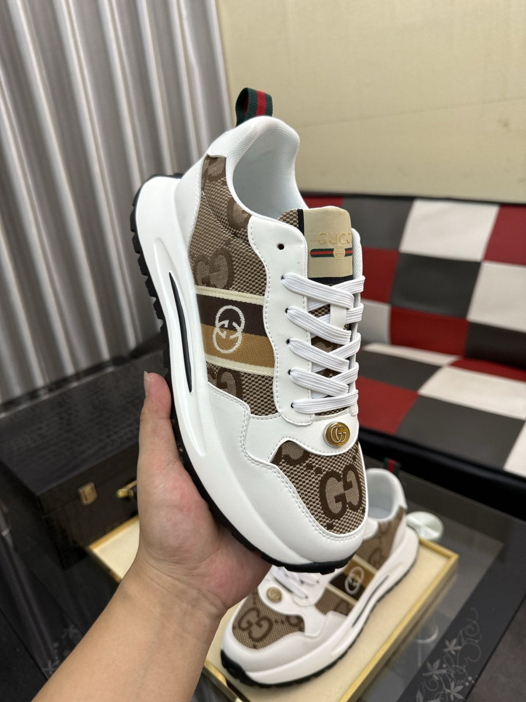 Gucci Patterned Low-Top Sneakers — model