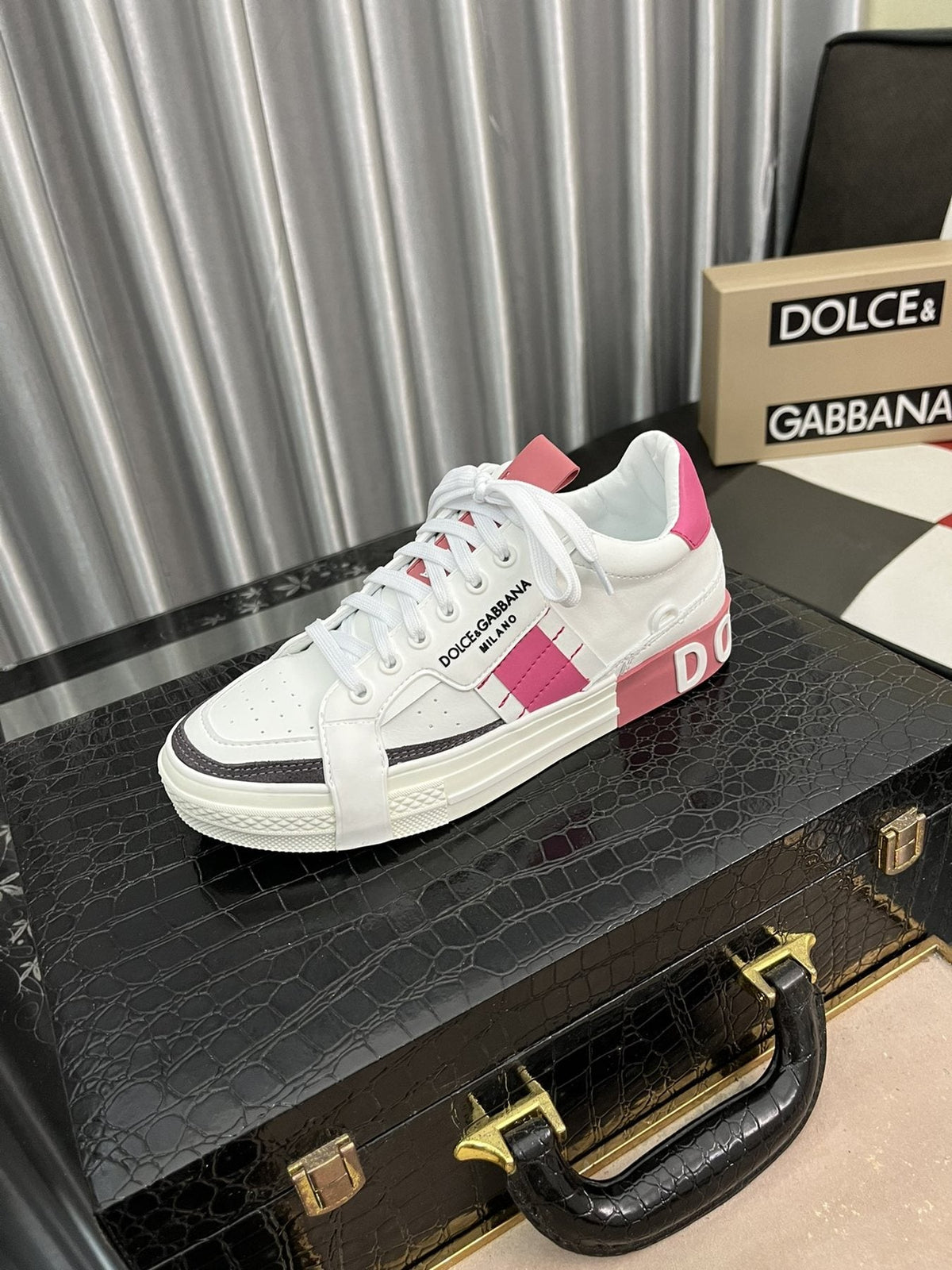 Dolce & Gabbana Contrast-Trim Lace-Up Sneakers — front